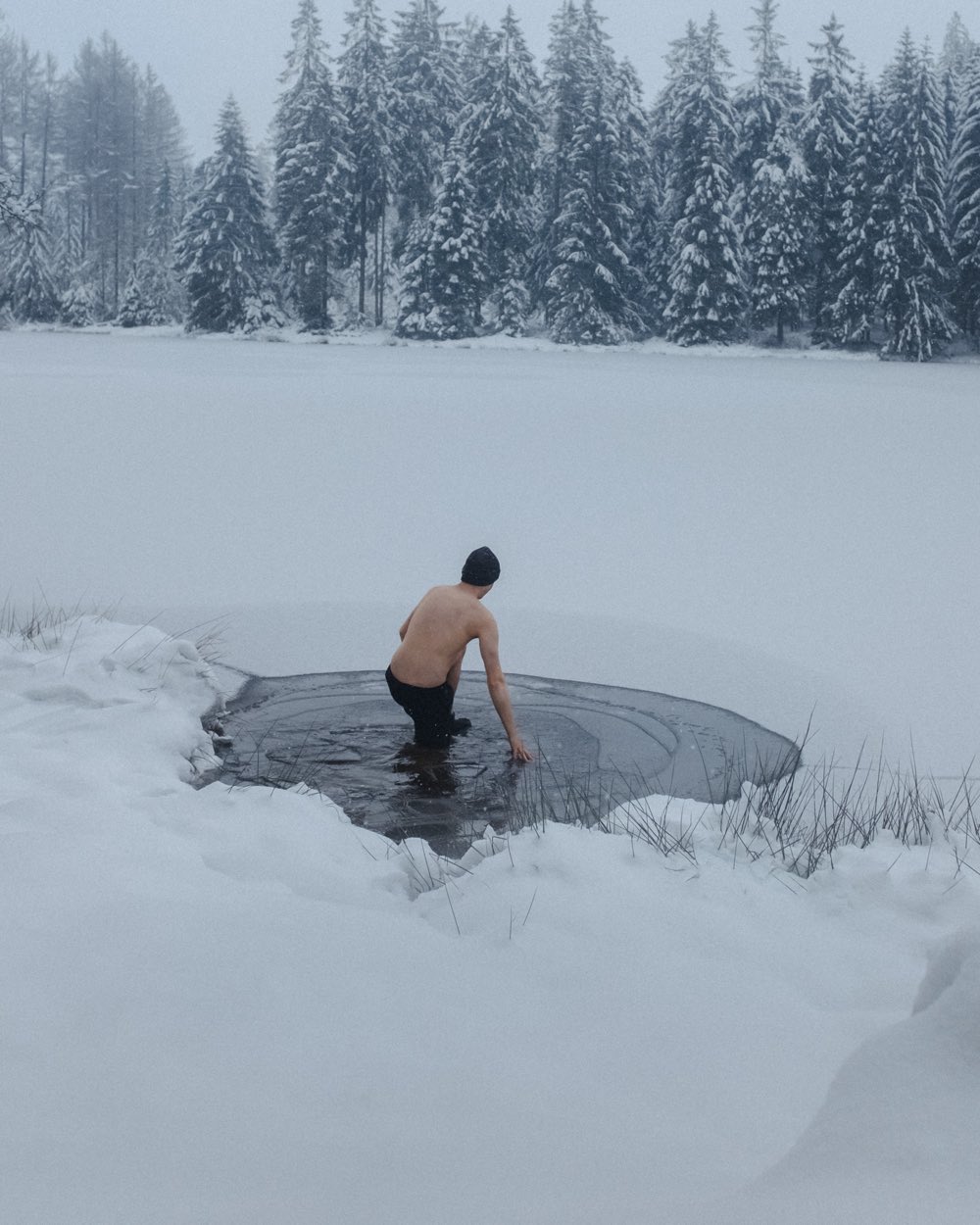 Eisbader steigt langsam ins Eisloch